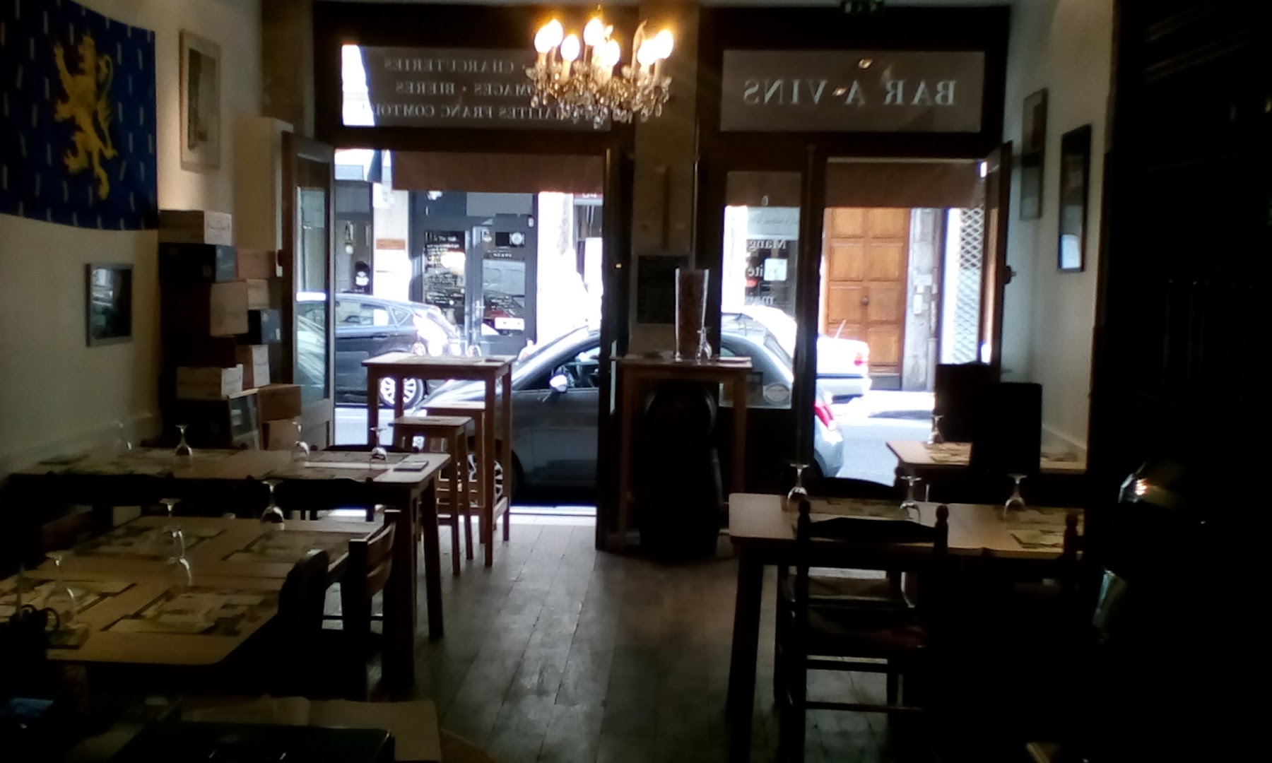 La salle vide du Bouchon Comtois tournée vers la porte d’entrée