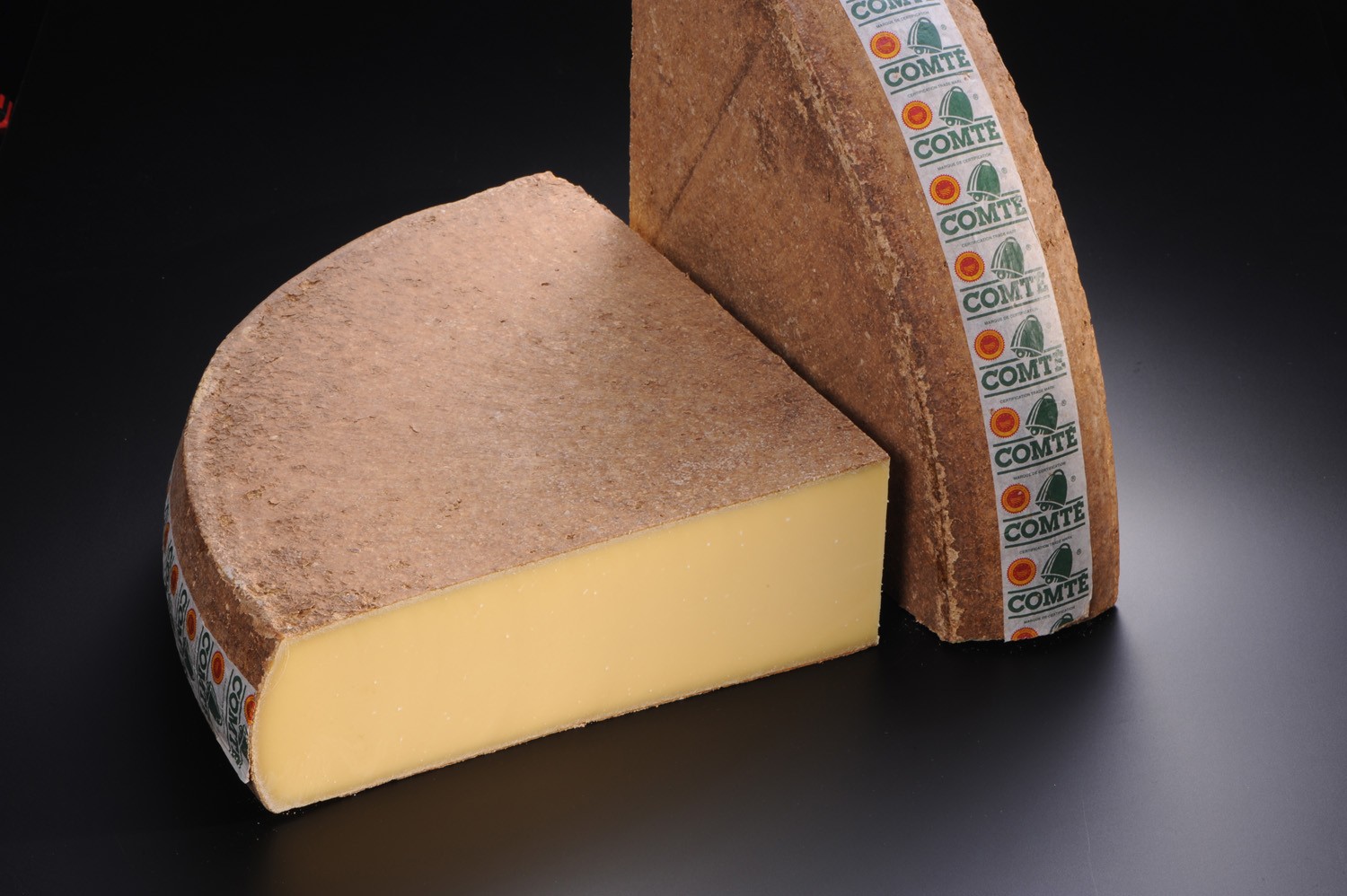 Plusieurs meules de Comté réunies dans une composition