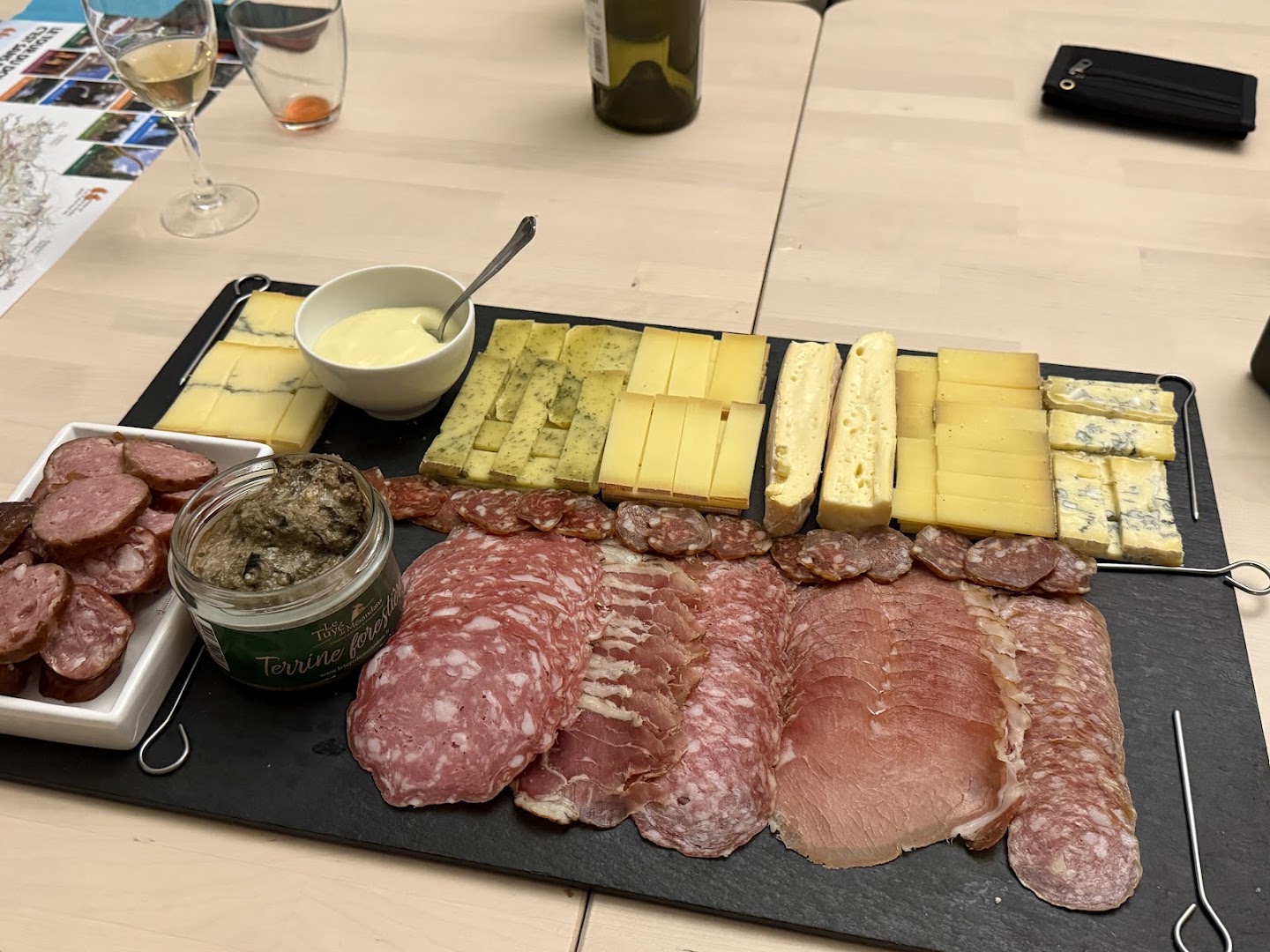 Une planche de fromages, charcuteries et condiments