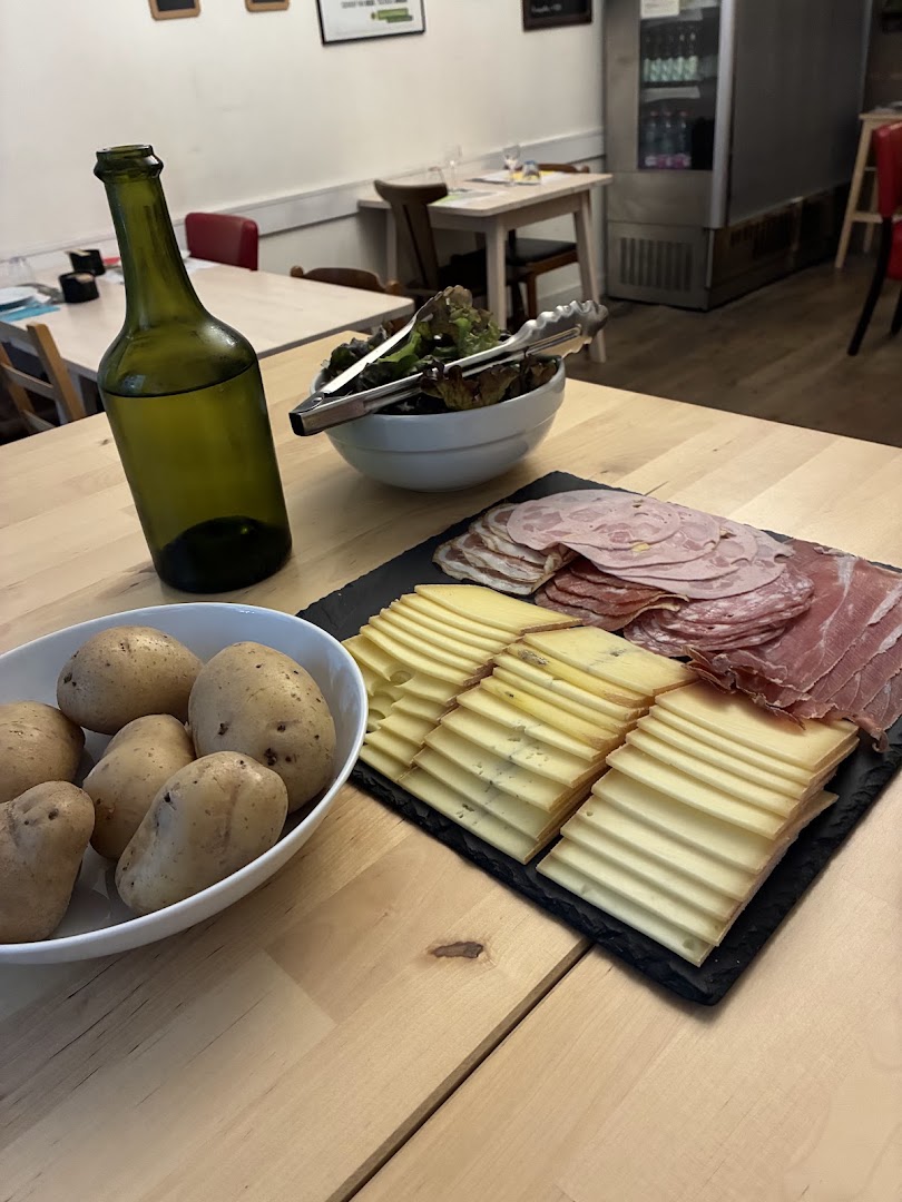 Du fromage, de la charcuterie et des pommes de terre à table