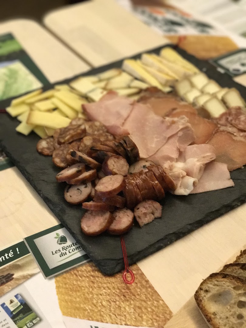 Du fromage et de la charcuterie servis sur une ardoise